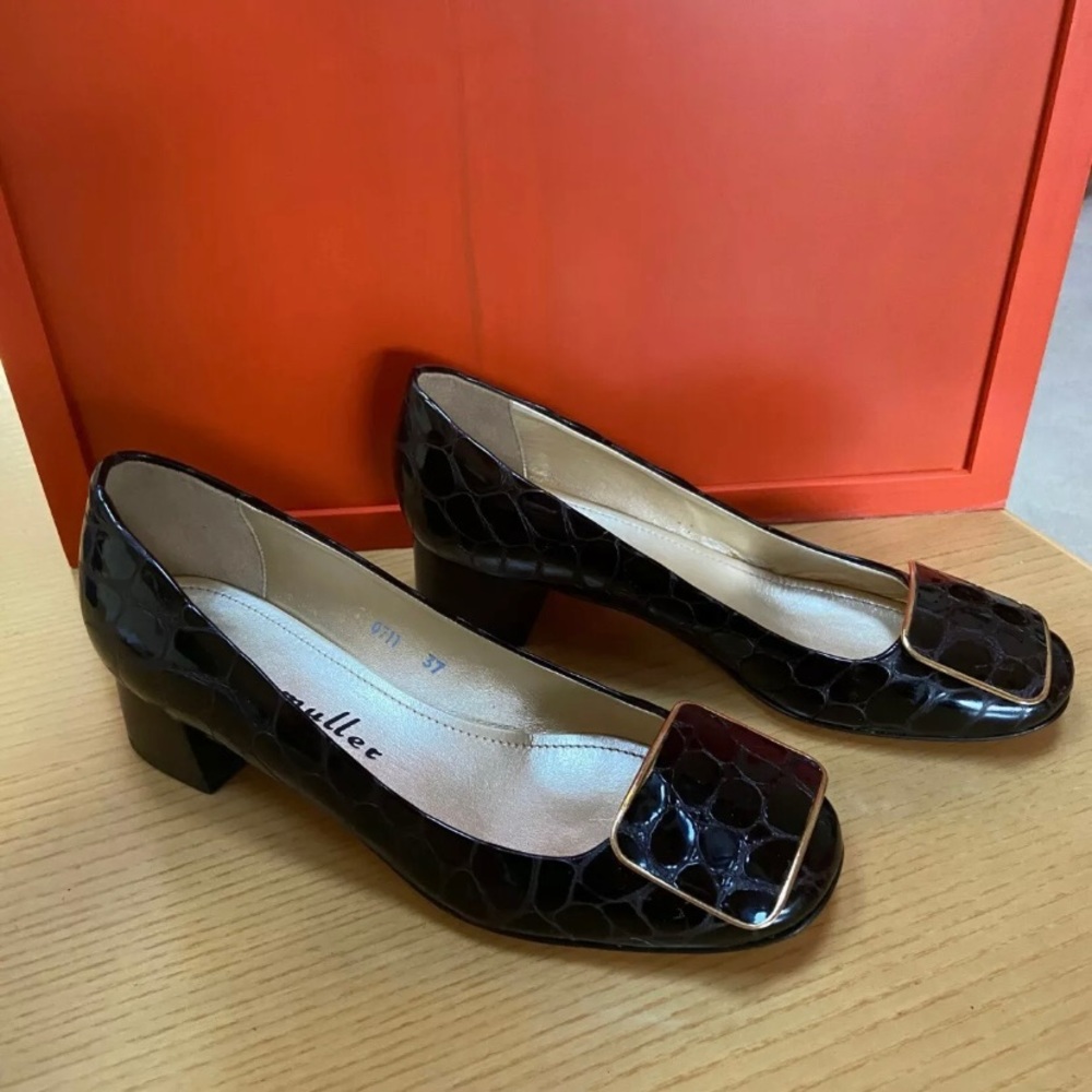 NEW- Bettye Muller Edie Brown Croc Size 7